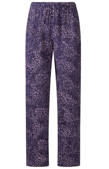 Kaffeemaschine in Schwarz und Silber, rechteckige Form, Display mit Tasten auf der Vorderseite, Wassertank auf der Rückseite, Tropfschale unten, kompakte Bauweise