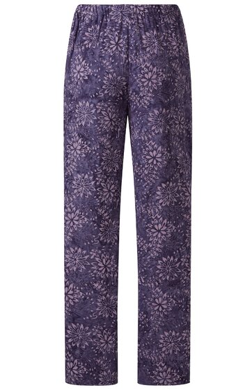 Kaffeemaschine in Schwarz und Silber, rechteckige Form, Display mit Tasten auf der Vorderseite, Wassertank auf der Rückseite, Tropfschale unten, kompakte Bauweise