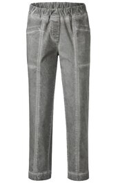 Kaffeemaschine in Schwarz und Silber, rechteckige Form, Display mit Tasten auf der Vorderseite, Wassertank auf der Rückseite, Tropfschale unten, kompakte Bauweise