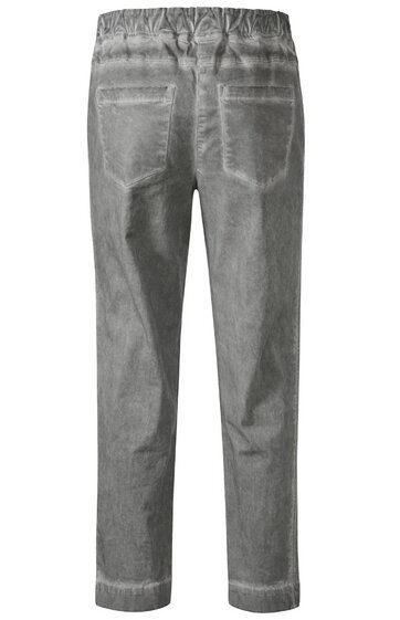 Kaffeemaschine in Schwarz und Silber, rechteckige Form, Display mit Tasten auf der Vorderseite, Wassertank auf der Rückseite, Tropfschale unten, kompakte Bauweise