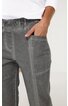 Graue Hose mit elastischem Taillenbund, seitliche Eingrifftasche, angesetzte Naht, getragen von stehender Person mit rechter Hand in Tasche