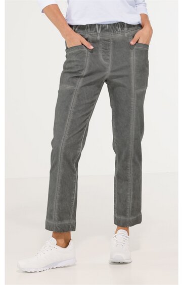 Graue Damenhose mit geradem Beinverlauf, aufgeschlagene Saumkanten, sichtbare Nahtlinien vorne, Gürtelschlaufen, Eingrifftaschen vorne, getragen von stehender Person, weißes Oberteil, weiße Sneaker