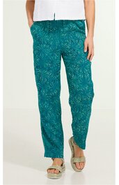 Türkisfarbene Hose mit hellem Blattmuster, lockere Passform, elastischer Bund mit Kordelzug, getragen von stehender Person, lange Hose