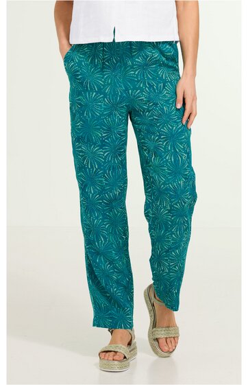 Türkisfarbene Hose mit hellem Blattmuster, lockere Passform, elastischer Bund mit Kordelzug, getragen von stehender Person, lange Hose