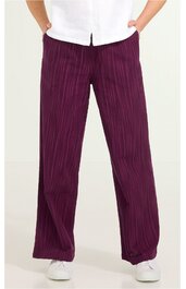 Hose in bordeauxrot mit feinen schwarzen Längsstreifen, gerader Schnitt, seitliche Eingrifftaschen, mit weiten Bein, getragen von stehender Person