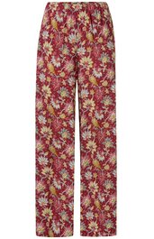 Locker geschnittene lange Hose in Dunkelrot mit floralem Muster in Gelb und Weiß, elastischer Bund ohne sichtbare Verschlüsse