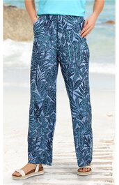 Locker geschnittene lange Hose in Blautönen mit dunkelblauem Blätter- und Pflanzenmuster, elastischer Bund, gerade geschnitten, getragen von stehender Person, geeignet für Freizeit