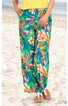 Weite lange Hose in Türkis mit buntem tropischem Blumen- und Blattmuster, elastischer Bund, seitliche Eingrifftaschen, getragen von stehender Person
