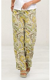 Weite Hose in Olivgrün und Beige mit abstraktem Muster, gerader Schnitt, bundhoch, getragen von stehender Person, seitliche Eingrifftaschen, knöchellang