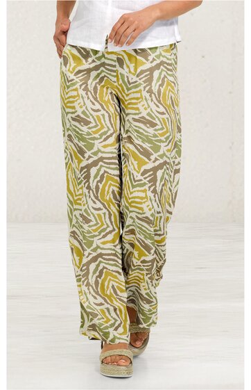 Weite Hose in Olivgrün und Beige mit abstraktem Muster, gerader Schnitt, bundhoch, getragen von stehender Person, seitliche Eingrifftaschen, knöchellang