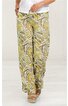 Weite Hose in Olivgrün und Beige mit abstraktem Muster, gerader Schnitt, bundhoch, getragen von stehender Person, seitliche Eingrifftaschen, knöchellang