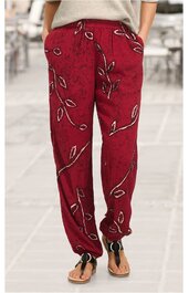 rote lange Hose mit schwarzem und weißem Blattmuster, geradem Schnitt, elastischer Bund mit Kordel, Eingrifftaschen, getragen von stehendem Modell