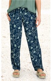 Dunkelblaue Damenhose mit weißem floralem Muster, gerader Schnitt, elastischer Bund, getragen von stehender Person, locker fallend