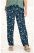 Dunkelblaue Damenhose mit weißem floralem Muster, gerader Schnitt, elastischer Bund, getragen von stehender Person, locker fallend