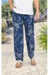 Locker sitzende, dunkelblaue Freizeithose mit abstraktem weißen und hellblauen Muster, elastischer Bund, gerade geschnitten, getragen von stehender Person mit weißen Sandalen und weißem T-Shirt