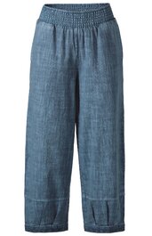 Kaffeemaschine in Schwarz und Silber, rechteckige Form, Display mit Tasten auf der Vorderseite, Wassertank auf der Rückseite, Tropfschale unten, kompakte Bauweise