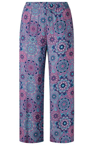 Hose in Lila mit mandalaähnlichem Blumenmuster in Blau und Dunkelblau, gerader Schnitt, elastischer Bund, keine sichtbaren Taschen