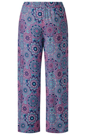 Locker geschnittene lange Hose in flieder mit floralem Muster in Rosa und Dunkelblau, elastischer Bund