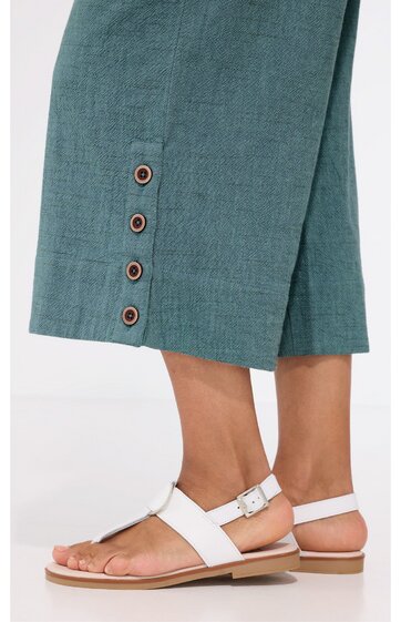 Hose in graugrün mit leichter Textur, gerade geschnitten, Saum mit vier braunen Knöpfen in Reihen, getragen von stehender Person, knöchellang