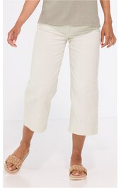 Weiß-beige Damenhose, locker sitzend, 7/8-Länge, gerade geschnitten, ohne sichtbare Muster, getragen von stehender Frau, kombiniert mit hellgrauem Oberteil und beigen Sandalen