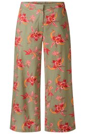 Kaffeemaschine in Schwarz und Silber, rechteckige Form, Display mit Tasten auf der Vorderseite, Wassertank auf der Rückseite, Tropfschale unten, kompakte Bauweise