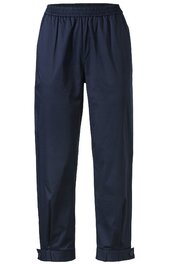 Kaffeemaschine in Schwarz und Silber, rechteckige Form, Display mit Tasten auf der Vorderseite, Wassertank auf der Rückseite, Tropfschale unten, kompakte Bauweise