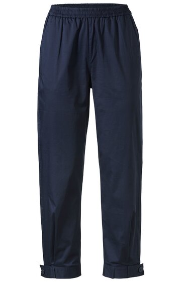 Kaffeemaschine in Schwarz und Silber, rechteckige Form, Display mit Tasten auf der Vorderseite, Wassertank auf der Rückseite, Tropfschale unten, kompakte Bauweise