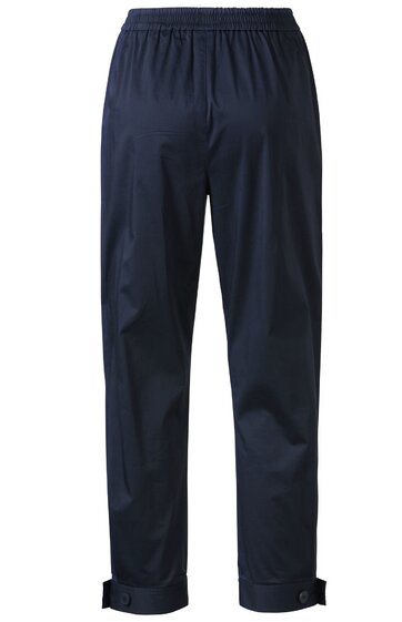 Kaffeemaschine in Schwarz und Silber, rechteckige Form, Display mit Tasten auf der Vorderseite, Wassertank auf der Rückseite, Tropfschale unten, kompakte Bauweise