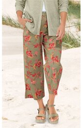 Olivegrüne Hose mit roten Blumenmuster, gerade geschnitten, knöchellang, getragen von stehender Person, mit seitlichen Taschen, hoher Bund