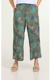 Hose in olivgrün mit mehrfarbigem Blattmuster, gerader Schnitt, elastischer Bund mit Tunnelzug, seitliche Eingrifftaschen, getragen von stehender Person, locker sitzend