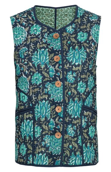 Ärmellose Weste in Dunkelblau mit hellblauen Blumenmuster, vorne vier braune Knöpfe, zwei seitliche Eingrifftaschen, Rundhalsausschnitt, Steppnähte als Design_detail