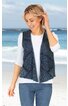 Dunkelblaue Weste mit schwarzen, abstrakten Mustern, offene Vorderseite ohne Verschluss, ärmellos, vorne schmal zulaufend, getragen von lächelnder Frau im Stehen, kombiniert mit weißem Langarmshirt und blauen Jeans