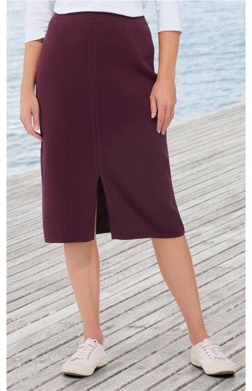 Kneellanger Rock in dunklem Aubergine, gerade geschnitten, mittiger Schlitz vorne, ohne Muster, getragen von stehender Person ohne sichtbaren Oberkörper