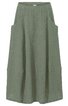 Langer, leger geschnittener Rock in olivgrün mit feinen, vertikalen Strukturstreifen, breitem elastischem Bund, zwei seitlichen, tiefen Eingrifftaschen, geradem Saum