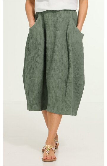 Grüner knielanger Rock mit feinem Streifenmuster, elastischer Bund, zwei große seitliche Taschen, gerade geschnitten, getragen von stehender Person, lockere Passform