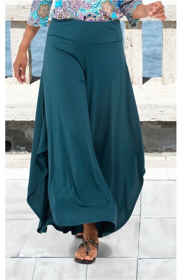 Maxirock in dunklem Petrol, glatt, weitschwingend, hoher Bund, fließender Stoff, getragen von stehender Person, knöchellang