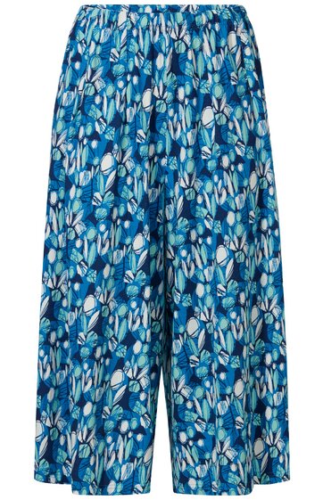 Hose in Blau mit floralem Muster in Weiß und Türkis, weit geschnitten, hohe Taille mit elastischem Bund, knöchellang