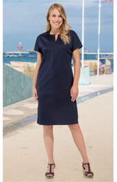 Dunkelblaues knielanges Kleid, kurzes Ärmel, Schlitz am Rundhalsausschnitt, getragen von stehender Frau mit geöffnetem Standkragen, lockere Passform