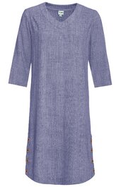 Kleid in hellblau mit feiner Webstruktur, V-Ausschnitt, 3/4-lange Ärmel, gerade geschnitten, seitliche Knopfleiste mit fünf braunen Knöpfen auf beiden Seiten