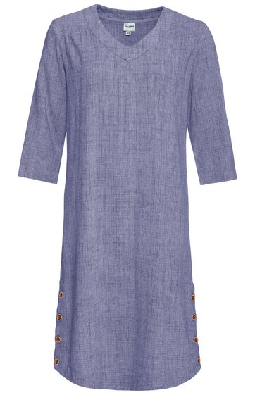 Kleid in hellblau mit feiner Webstruktur, V-Ausschnitt, 3/4-lange Ärmel, gerade geschnitten, seitliche Knopfleiste mit fünf braunen Knöpfen auf beiden Seiten