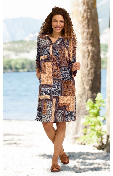 Knieumspielendes Kleid in Blau- und Orangetönen mit geometrischem Muster, V-Ausschnitt, Knopfleiste, 3/4-langen Ärmeln, Läuferin stehend, Seitentaschen