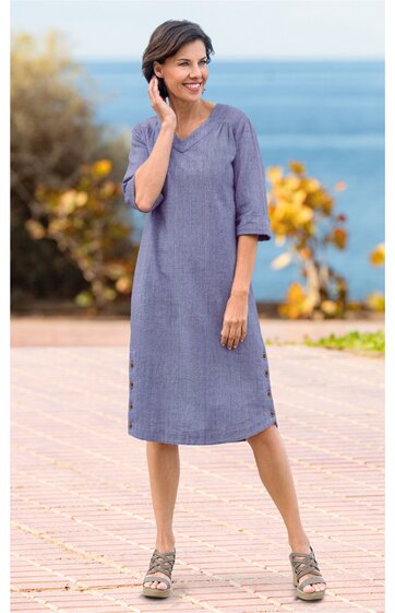 Vokuhila-Kleid in hellblau, unifarben, V-Ausschnitt, 3/4-Ärmel, knielang, gerade geschnittener Saum, getragen von lächelnder Frau, stehend, offene Sandaletten mit Absatz