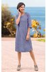 Vokuhila-Kleid in hellblau, unifarben, V-Ausschnitt, 3/4-Ärmel, knielang, gerade geschnittener Saum, getragen von lächelnder Frau, stehend, offene Sandaletten mit Absatz