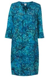 Kleid in türkisblau mit abstraktem floralem Muster, V-Ausschnitt mit Schlitz, 3/4-Ärmel, gerade Schnitt