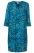 Kleid in türkisblau mit abstraktem floralem Muster, V-Ausschnitt mit Schlitz, 3/4-Ärmel, gerade Schnitt