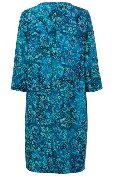 Locker geschnittenes Kleid in türkis mit dunkelblauem und hellblauem abstraktem Blumenmuster, 3/4-Ärmel, rundem Halsausschnitt, knielang