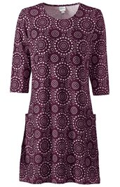 Kurzes Kleid, dunkelrot mit weißen konzentrischen Kreisen, Rundhalsausschnitt, 3/4-Ärmel, leicht ausgestellte Passform, zwei aufgesetzte Taschen vorne