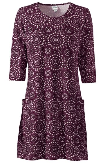 Kurzes Kleid, dunkelrot mit weißen konzentrischen Kreisen, Rundhalsausschnitt, 3/4-Ärmel, leicht ausgestellte Passform, zwei aufgesetzte Taschen vorne