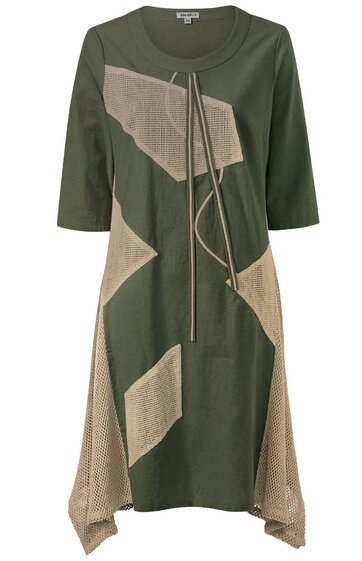 Olivegrünes Kleid mit asymmetrischem beige-grauem Muster, Rundhalsausschnitt, dreiviertellange Ärmel, seitliche Netzstoffeinsätze, unregelmäßiger Saum