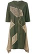 Olivegrünes Kleid mit asymmetrischem beige-grauem Muster, Rundhalsausschnitt, dreiviertellange Ärmel, seitliche Netzstoffeinsätze, unregelmäßiger Saum